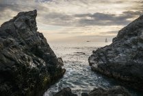 Rocas rugosas en la costa - foto de stock