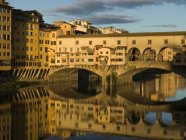 Ponte Vecchio e fiume Arno — Foto stock