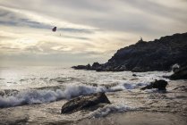 Parapente sobre a costa acidentada — Fotografia de Stock