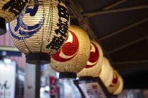 Бумажные фонари подсвечены; Токио, Япония — стоковое фото