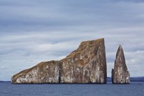Isolotto eroso e pila rocciosa in mare — Foto stock