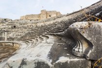 Руины амфитеатра днем — стоковое фото