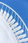 Escadas no céu azul — Fotografia de Stock