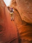 Искатель приключений исследует пустынный каньон Сан-Рафаэль-Свелл. Юта, США — стоковое фото