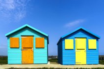 Два барвистими будинками — стокове фото