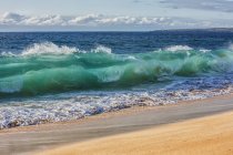 Agua de mar turquesa en onda ondulada - foto de stock