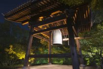 Храм колокол ночью — стоковое фото