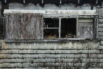 Окно ржавого дома — стоковое фото