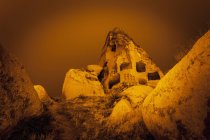 Печерні будинки в скельних формаціях — стокове фото