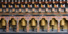 Молитовні колеса в храмі — стокове фото
