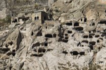 Logements de grotte dans le monastère — Photo de stock
