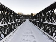 Puente estrecho cubierto de nieve - foto de stock