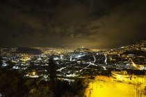 Luftaufnahme des Quitos bei Nacht vom Restaurante mirador el ventanal, quito, pichincha, ecuador — Stockfoto