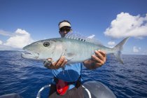 Рыбак держит свежую пойманную рыбу. Таити — стоковое фото