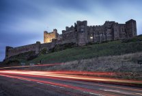Estrada e Castelo de Bamburgh — Fotografia de Stock