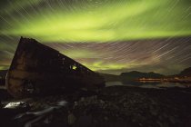 Senderos de estrellas y luces boreales - foto de stock