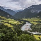 Río que fluye a través del valle - foto de stock