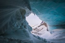 Rizos de nieve alrededor de cueva - foto de stock