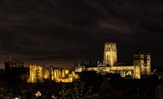 Catedral de Durham iluminada - foto de stock