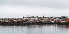 Червоні будівлі вздовж краю води — стокове фото