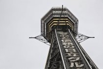 Башня Цутенкаку против неба — стоковое фото