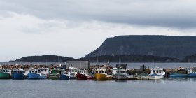 Barcos amarrados en el puerto - foto de stock