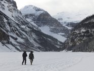Люди ходят по замерзшему озеру — стоковое фото