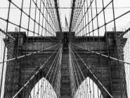 Grid pattern of supports on Brooklyn Bridge — Stock Photo