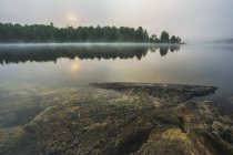 Схід сонця над спокійним озером — стокове фото