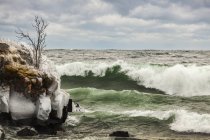 Хвилями озера Верхнє — стокове фото