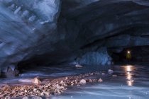 Mann in eishöhle am augustana-gletscher in alaska, alaska, vereinigte staaten von amerika — Stockfoto