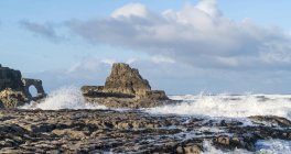 Waves splashing onto the rock formations — Stock Photo