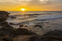 Puesta de sol dorada sobre el océano - foto de stock