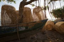 Bateau de pêche avec filets de pêche traditionnels, Ternat Island, Alor, Indonésie — Photo de stock