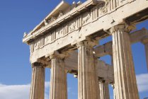 Columnata y frontón del Partenón - foto de stock
