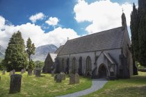 Kirche und alter Friedhof — Stockfoto
