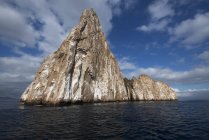Formação rochosa com pico no oceano — Fotografia de Stock