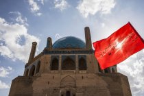 Dome of Soltaniyeh with flag — Stock Photo