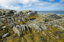 Rivage le long de la baie avec des rochers — Photo de stock
