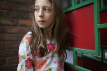 Retrato de una joven con camisa y flores - foto de stock