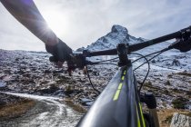 Mountain bike vicino a Zermatt — Foto stock