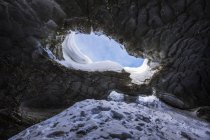 Стелі льодовик крижану печеру — стокове фото