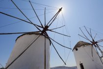 Moinhos de vento tradicionais contra o céu — Fotografia de Stock