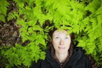 Портрет женщины с рыжими волосами и лесом на заднем плане — стоковое фото