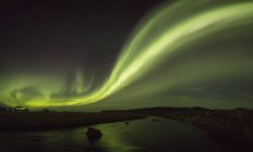 Luces boreales sobre río - foto de stock