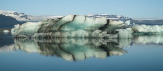 Айсберг плавають у Jokulsarlon — стокове фото