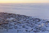 Vista aérea del amanecer del pueblo - foto de stock