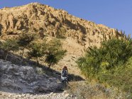 Visão traseira da mulher na trilha através de ein gedi, israel — Fotografia de Stock