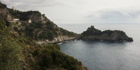 Вид на побережье со скал — стоковое фото
