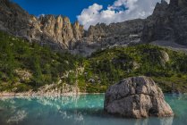 Lago Sorapiss a piedi di rocce — Foto stock